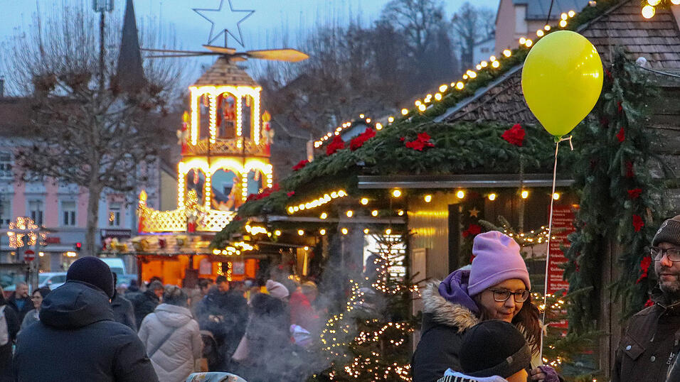 Auch das zweite Wochenende des Deggendorfer Christkindlmarktes war sehr gut besucht. Auch das zweite Wochenende des Deggendorfer Christkindlmarktes war sehr gut besucht.