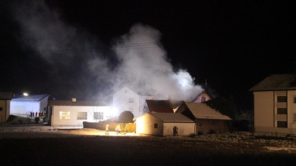 Im Laberweintinger Ortsteil Untergraßlfing ist es in der Nacht zu einem Brand gekommen. Im Laberweintinger Ortsteil Untergraßlfing ist es in der Nacht zu einem Brand gekommen.