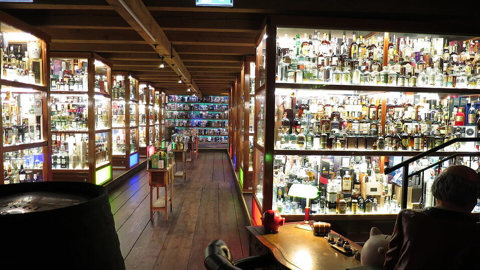 Bei 13500 Flaschen Whisky aus aller Welt wird man mit dem Schauen sowieso nicht fertig. Deshalb sollte man besser gleich eine der kostenlosen Führungen vereinbaren. Bei 13500 Flaschen Whisky aus aller Welt wird man mit dem Schauen sowieso nicht fertig. Deshalb sollte man besser gleich eine der kostenlosen Führungen vereinbaren.