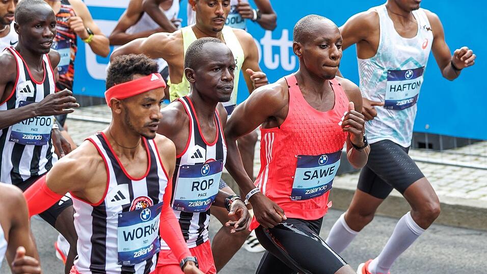 Favorit Sabastian Sawe (M) setzte sich schon früh im Berlin-Marathon ab.