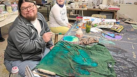 Während er manchmal mit den Liedern im Hintergrund mitträllert oder mit seinem Insider-Wissen über Disneyfilme unterhält, bastelt Ludwig Hirtreiter mit Herzblut an seinem Quasimodo-Kostüm - allzu gerne will er damit auch seine zukünftige Esmeralda kennenlernen ...