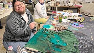 Während er manchmal mit den Liedern im Hintergrund mitträllert oder mit seinem Insider-Wissen über Disneyfilme unterhält, bastelt Ludwig Hirtreiter mit Herzblut an seinem Quasimodo-Kostüm - allzu gerne will er damit auch seine zukünftige Esmeralda kennenlernen ...