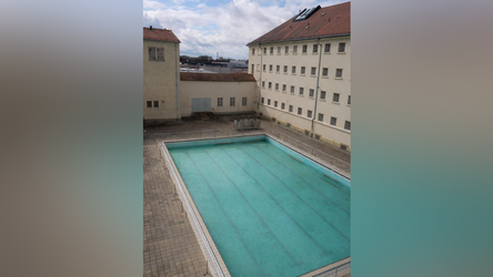 Im Sommer k&ouml;nnen die Gefangenen auch schwimmen. Doch, Pool hin oder her, &bdquo;eingesperrt zu sein, ist nie sch&ouml;n&ldquo;, betont JVA-Chef Marcus Hegele.