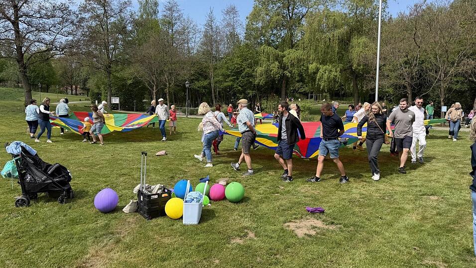 Das Bewegungstraining des Kneippvereins f&uuml;r alle Generationen machte sichtlich Spa&szlig;.