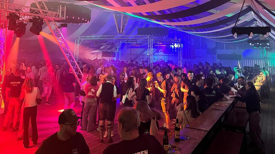 Die Veranstalter der BJB Adldorf-Indersbach und der Freiwilligen Feuerwehr Prunn hatten alles gut organisiert. Die Gäste dankten es ihnen mit gutem Besuch. Die Veranstalter der BJB Adldorf-Indersbach und der Freiwilligen Feuerwehr Prunn hatten alles gut organisiert. Die Gäste dankten es ihnen mit gutem Besuch.