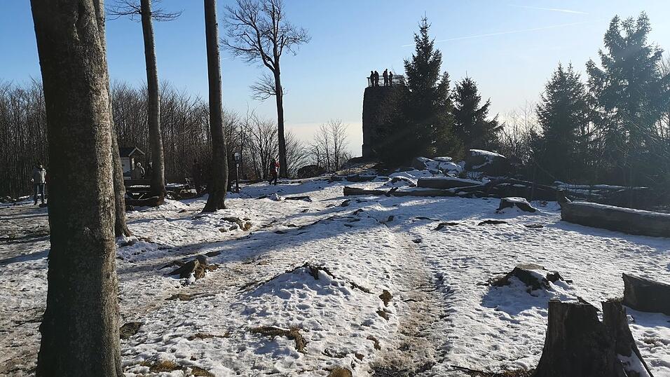 Die erste Ranger-Wanderung des Jahres führt vom Grandsberg bei Schwarzach aus zum Hirschenstein. Die erste Ranger-Wanderung des Jahres führt vom Grandsberg bei Schwarzach aus zum Hirschenstein.