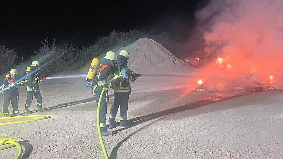 Einen simulierten Brand mussten die Jungfeuerwehrler löschen.