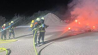 Einen simulierten Brand mussten die Jungfeuerwehrler löschen.
