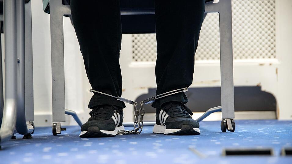 Die Staatsanwaltschaft wirft der 33-Jährigen vor, die Verletzungen des 21 Monate alten Mädchens billigend in Kauf genommen zu haben. Die Staatsanwaltschaft wirft der 33-Jährigen vor, die Verletzungen des 21 Monate alten Mädchens billigend in Kauf genommen zu haben.