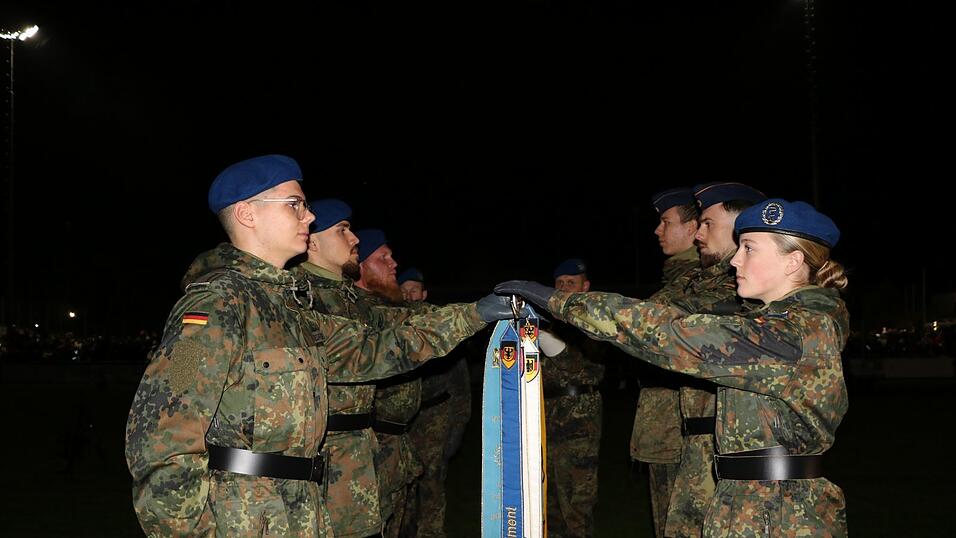 Die Rekruten legen ihre Hand zum Eid auf die Bundesdienstflagge.
