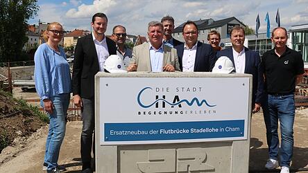 Landrat Christian Schindler, Staatsminister Christian Bernreiter und Bürgermeister Martin Stoiber gemeinsam mit Vertretern der Baufirma und des Stadtrats. Landrat Christian Schindler, Staatsminister Christian Bernreiter und Bürgermeister Martin Stoiber gemeinsam mit Vertretern der Baufirma und des Stadtrats.