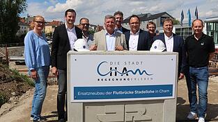 Landrat Christian Schindler, Staatsminister Christian Bernreiter und B&uuml;rgermeister Martin Stoiber gemeinsam mit Vertretern der Baufirma und des Stadtrats.