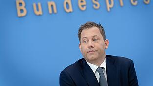 Die Steuerpläne von Bundesfinanzminister Lars Klingbeil versprechen zwar Entlastungen. Doch davon bleibt wenig bis gar nichts übrig. Die Steuerpläne von Bundesfinanzminister Lars Klingbeil versprechen zwar Entlastungen. Doch davon bleibt wenig bis gar nichts übrig.