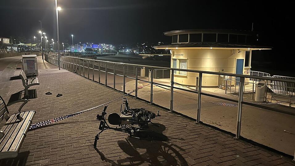 Die Panik der letzten Stunden hat Spuren hinterlassen - in der Eile zurückgelassene Flipflops liegen neben umgestürzten Fahrrädern.