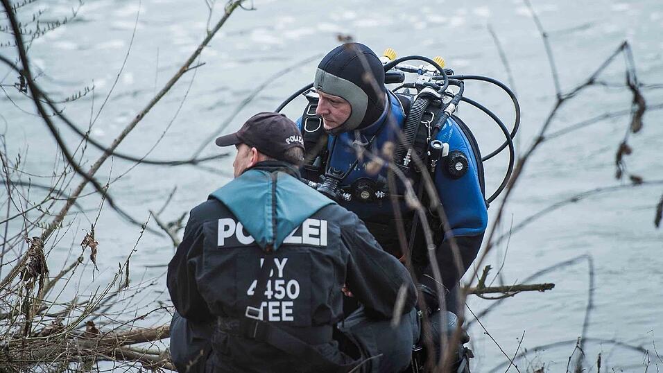Polizeitaucher suchen am Freitagvormittag in der Donau nach der seit Sonntag vermissten Malina Klaar. An dieser Stelle hatten die Leichenspürhunde am Donnerstag angeschlagen. Polizeitaucher suchen am Freitagvormittag in der Donau nach der seit Sonntag vermissten Malina Klaar. An dieser Stelle hatten die Leichenspürhunde am Donnerstag angeschlagen.