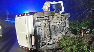 Dieser Kastenwagen kippte um. Die Fahrerin hatte das Ende der Straße zu spät erkannt.