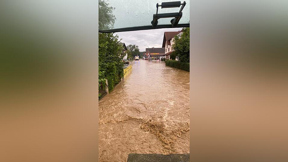 Ein Bild, das es leider schon oft gegeben hat: Die Ortsdurchfahrt von Tegernbach wurde am Samstag wieder überschwemmt.