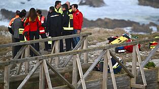 Zwei Tage nach dem Einsturz eines Holzstegs an der K&uuml;ste der spanischen Region Kantabrien ist die letzte Vermisste tot gefunden worden. Die Zahl der Todesopfer des Ungl&uuml;cks vom Dienstag steigt damit auf sechs. Nur eine Frau &uuml;berlebte.