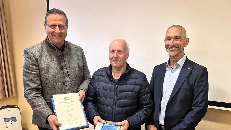 B&uuml;rgermeister Markus M&uuml;ller &uuml;berreichte die Ehrenurkunde mit Buch an Franz Gutscher, der auch die Auszeichnung samt Kartenmaterial vom Leiter des Amtes f&uuml;r Digitalisierung, Breitband und Vermessung in Cham, Stephan Zgonina, (v.l.) dankend entgegennahm.