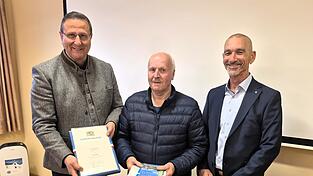 B&uuml;rgermeister Markus M&uuml;ller &uuml;berreichte die Ehrenurkunde mit Buch an Franz Gutscher, der auch die Auszeichnung samt Kartenmaterial vom Leiter des Amtes f&uuml;r Digitalisierung, Breitband und Vermessung in Cham, Stephan Zgonina, (v.l.) dankend entgegennahm.