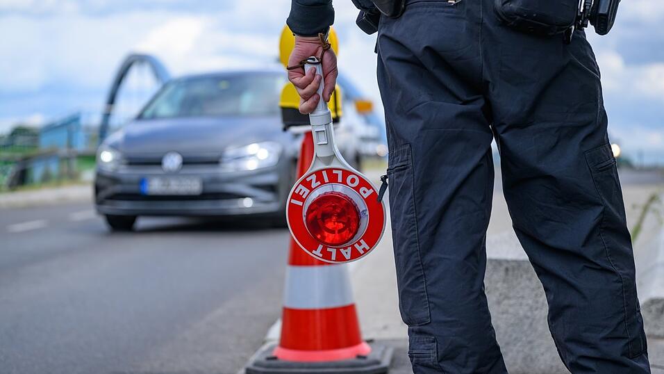 Einer der Kl&auml;ger wirft den Beamten, die ihn kontrolliert haben, &bdquo;Racial Profiling&ldquo; vor.