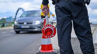 Einer der Kläger wirft den Beamten, die ihn kontrolliert haben, „Racial Profiling“ vor. Einer der Kläger wirft den Beamten, die ihn kontrolliert haben, „Racial Profiling“ vor.