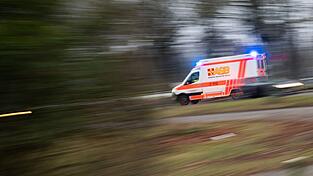 Sanitäter bringen den Mann mit schweren Verletzungen in ein Krankenhaus. (Symbolbild) Sanitäter bringen den Mann mit schweren Verletzungen in ein Krankenhaus. (Symbolbild)