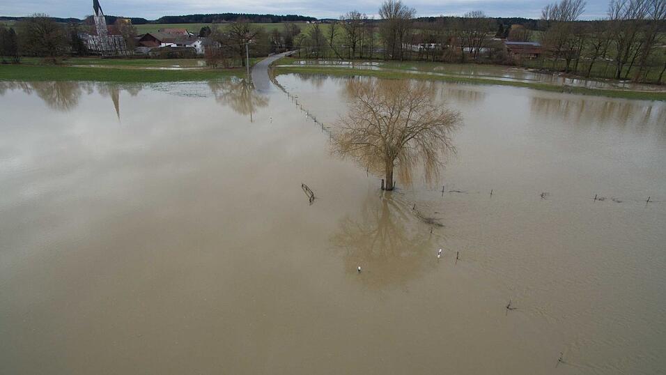 Durch den anhaltenden Regen und die Schneeschmelze war die Vils am Freitagmittag an einigen Stellen bei Vilsbiburg und Gerzen &uuml;ber die Ufer getreten. Einige Strassen waren somit nicht mehr passierbar und mussten gesperrt werden.