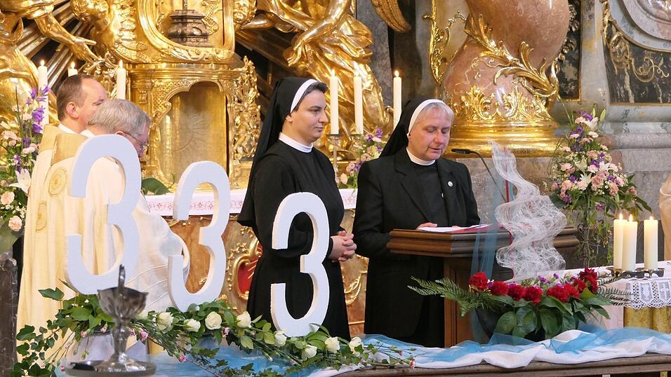 Vor festlicher Dekoration sprachen Sr. Edit und Sr. Angela Maria die F&uuml;rbitten. Fotos: