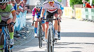 Johanna Schönberger auf dem Rennrad im Trikot des TSV Wörth.