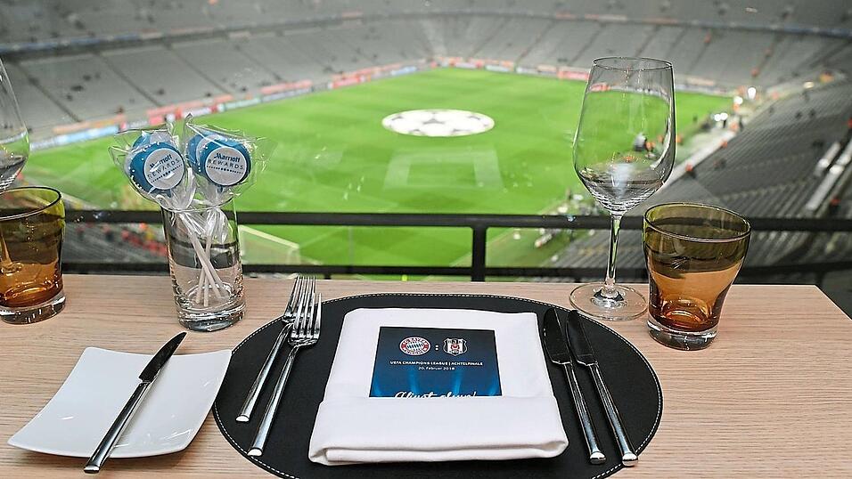 Als VIP lässt man sich gerne auch schon lange vor dem Spiel nieder - und sich bewirten. Auch ein Teil der städtischen Jahreskarten für den FC Bayern beinhaltet diesen Luxus. Als VIP lässt man sich gerne auch schon lange vor dem Spiel nieder - und sich bewirten. Auch ein Teil der städtischen Jahreskarten für den FC Bayern beinhaltet diesen Luxus.