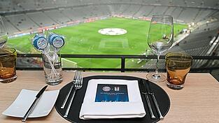 Als VIP lässt man sich gerne auch schon lange vor dem Spiel nieder - und sich bewirten. Auch ein Teil der städtischen Jahreskarten für den FC Bayern beinhaltet diesen Luxus. Als VIP lässt man sich gerne auch schon lange vor dem Spiel nieder - und sich bewirten. Auch ein Teil der städtischen Jahreskarten für den FC Bayern beinhaltet diesen Luxus.