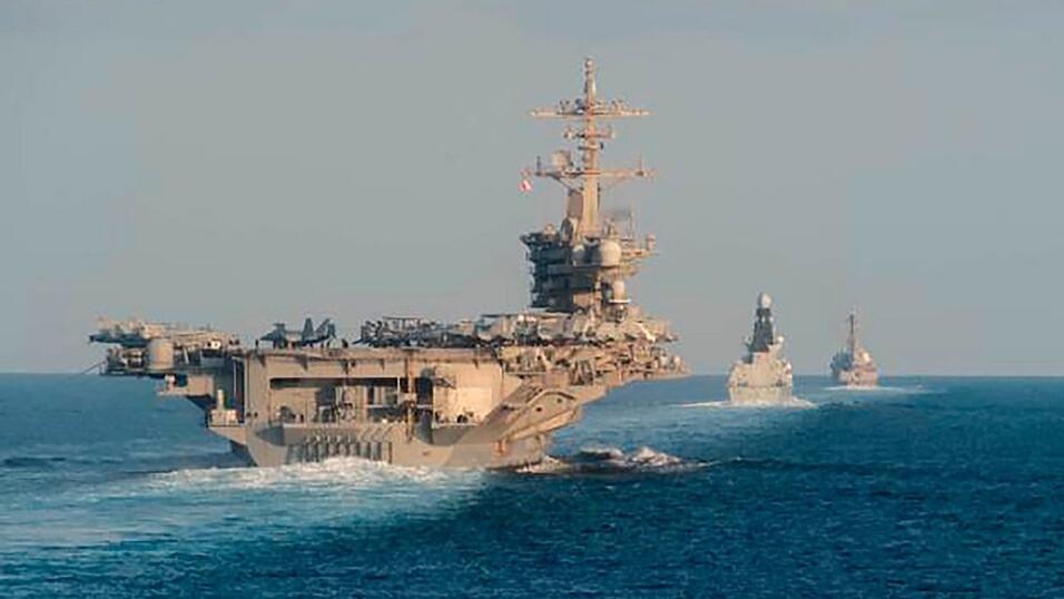 Mit dem US-Flugzeugträger USS Abraham Lincoln (vorn links) haben die USA bereits Anfang des Jahres ihre Präsenz im Nahen Osten verstärkt. (Archivbild) Mit dem US-Flugzeugträger USS Abraham Lincoln (vorn links) haben die USA bereits Anfang des Jahres ihre Präsenz im Nahen Osten verstärkt. (Archivbild)