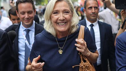 Marine Le Pen will trotz einer Verurteilung wegen Veruntreuung von EU-Geldern bei der Präsidentschaftswahl kandidieren. Marine Le Pen will trotz einer Verurteilung wegen Veruntreuung von EU-Geldern bei der Präsidentschaftswahl kandidieren.