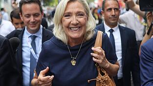 Marine Le Pen will trotz einer Verurteilung wegen Veruntreuung von EU-Geldern bei der Präsidentschaftswahl kandidieren. Marine Le Pen will trotz einer Verurteilung wegen Veruntreuung von EU-Geldern bei der Präsidentschaftswahl kandidieren.