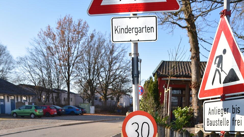 Kopflos stehen sie da: Die selbstgebastelten 'Tempo 30'-Schilder der Kindertagesstätte Kagers sind am Wochenende von Unbekannten beschädigt worden. Kopflos stehen sie da: Die selbstgebastelten 'Tempo 30'-Schilder der Kindertagesstätte Kagers sind am Wochenende von Unbekannten beschädigt worden.