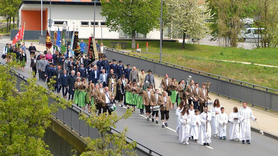 Der Festzug wurde von den Ministranten mit dem Kreuz und dem Spielmannszug angeführt.
