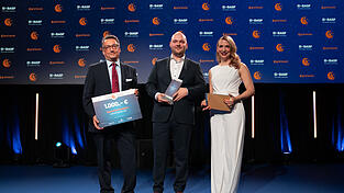 Der Junglandwirt des Jahres 2025 Daniel Dorfmeister (Mitte) mit Markus Röser (Kategoriepartner BASF) und Moderatorin Janine Mehner. Der Junglandwirt des Jahres 2025 Daniel Dorfmeister (Mitte) mit Markus Röser (Kategoriepartner BASF) und Moderatorin Janine Mehner.