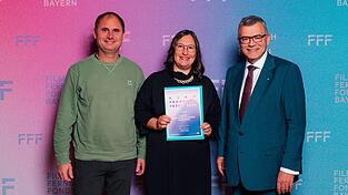 Ausgezeichnete Arbeit: Alexander Reil, Staatsminister Dr. Florian Herrmann und Melanie Reil bei der Preisverleihung in Kempten.