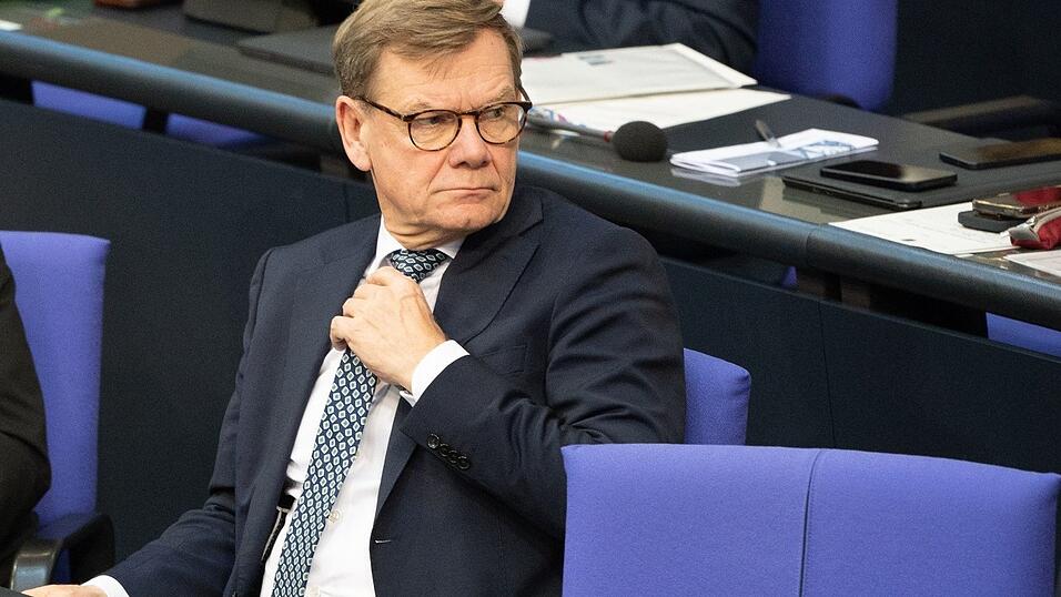 Außenminister Johann Wadephul (CDU) wollte eigentlich per Regierungsflugzeug zu einem Gipfeltreffen nach Kolumbien reisen. Weil es einen Defekt an der Maschine gab, muss er umplanen und zunächst Linie fliegen. (Archivbild) Außenminister Johann Wadephul (CDU) wollte eigentlich per Regierungsflugzeug zu einem Gipfeltreffen nach Kolumbien reisen. Weil es einen Defekt an der Maschine gab, muss er umplanen und zunächst Linie fliegen. (Archivbild)