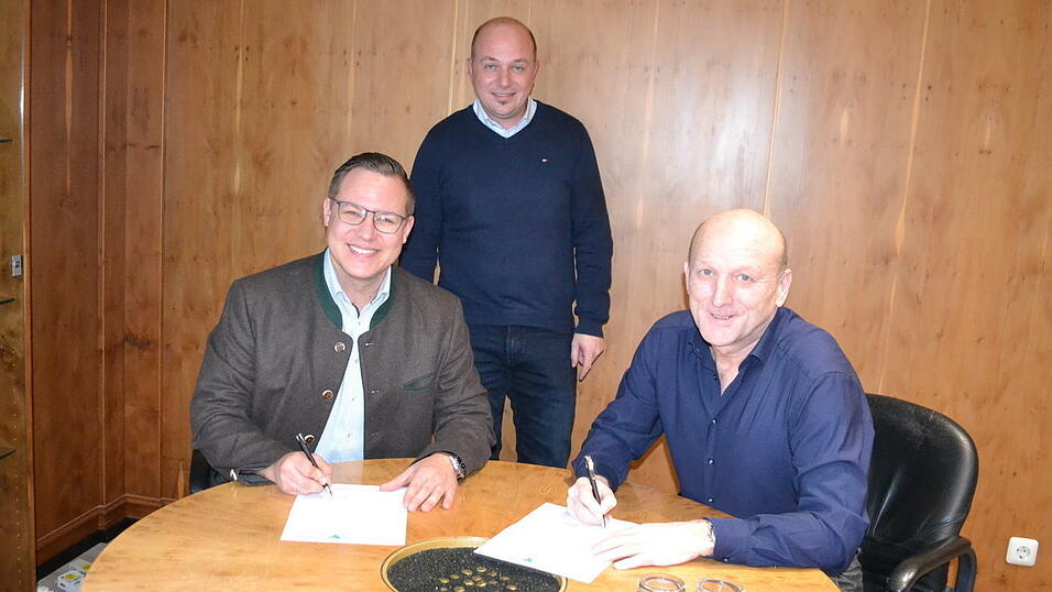 Robert Heider und B&uuml;rgermeister Franz Aster (l.) bei der Vertragsunterzeichnung im Beisein von Energiebeauftragten Rainer Spielberger