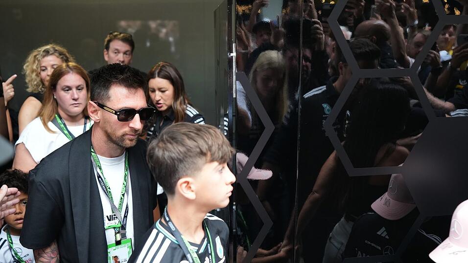 Fu&szlig;ball-Weltmeister Lionel Messi (l) l&auml;sst sich den Grand Prix von Miami nicht entgehen.