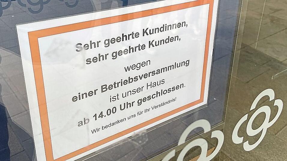 In einer Betriebsversammlung erfuhren Montagnachmittag die Besch&auml;ftigten von der Schlie&szlig;ung ihrer Filiale am Neupfarrplatz.