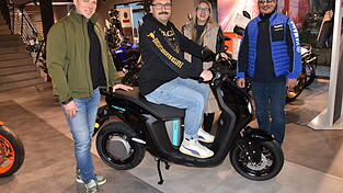 Der gl&uuml;ckliche Gewinner Patrick Horsch nahm gleich Platz auf seinem E-Roller: Christian Heckmeier vom Fischereiverein, zweite Werbegemeinschaftsvorsitzende Elisabeth Stadler und G&uuml;nther Voit (v.l.) gratulierten.