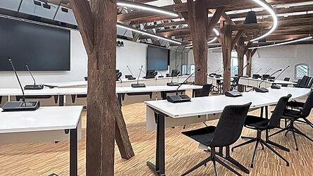 Es wird spannend: Wer erh&auml;lt im neuen Sitzungssaal des Rathauses Osterhofen k&uuml;nftig einen angestammten Platz, wer wird wieder gew&auml;hlt, wer bringt sich k&uuml;nftig neu ein?