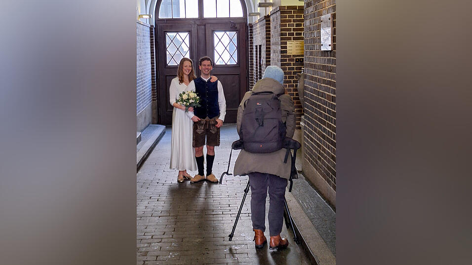 Im Eingangsbereich und im Treppenhaus wurde das Brautpaar in Szene gesetzt. Im Eingangsbereich und im Treppenhaus wurde das Brautpaar in Szene gesetzt.