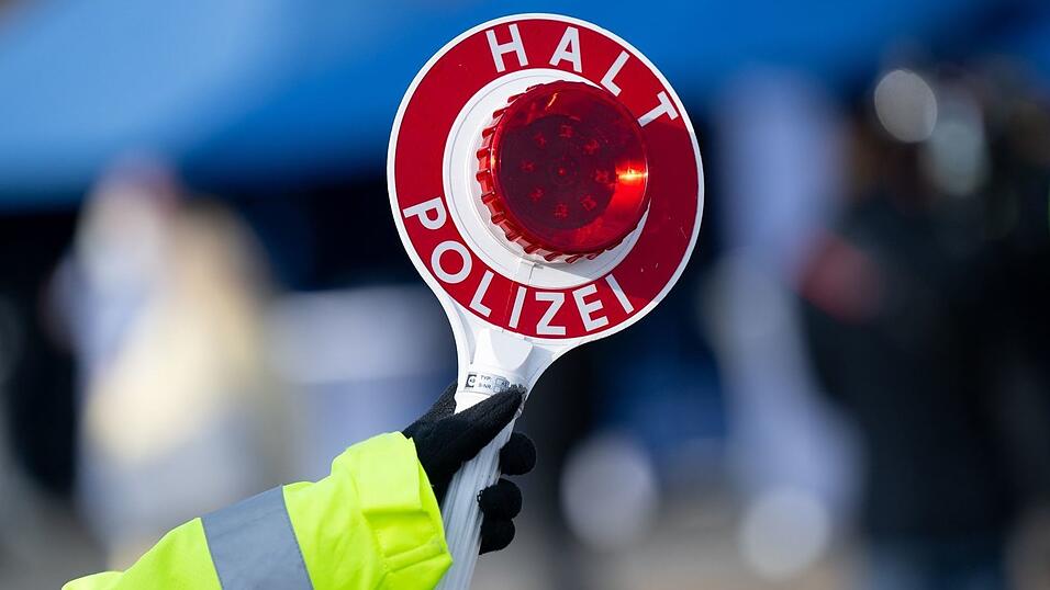 Die Grenzpolizei überführte den 55-Jährigen an der deutsch-österreichischen Grenze. (Symbolbild) Die Grenzpolizei überführte den 55-Jährigen an der deutsch-österreichischen Grenze. (Symbolbild)