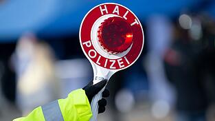 Die Grenzpolizei überführte den 55-Jährigen an der deutsch-österreichischen Grenze. (Symbolbild) Die Grenzpolizei überführte den 55-Jährigen an der deutsch-österreichischen Grenze. (Symbolbild)