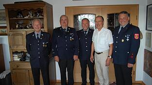 Die Gratulanten der Freiwilligen Feuerwehr Blossersberg mit (v.l.) Hans Bl&uuml;ml, Ehrenvorstand und 2. B&uuml;rgermeister der Stadt Viechtach Hans W&uuml;hr, Uli Freimuth, Jubilar Dr. Walter Kaunzner und 2. Feuerwehrvorstand Christian Bielmeier.