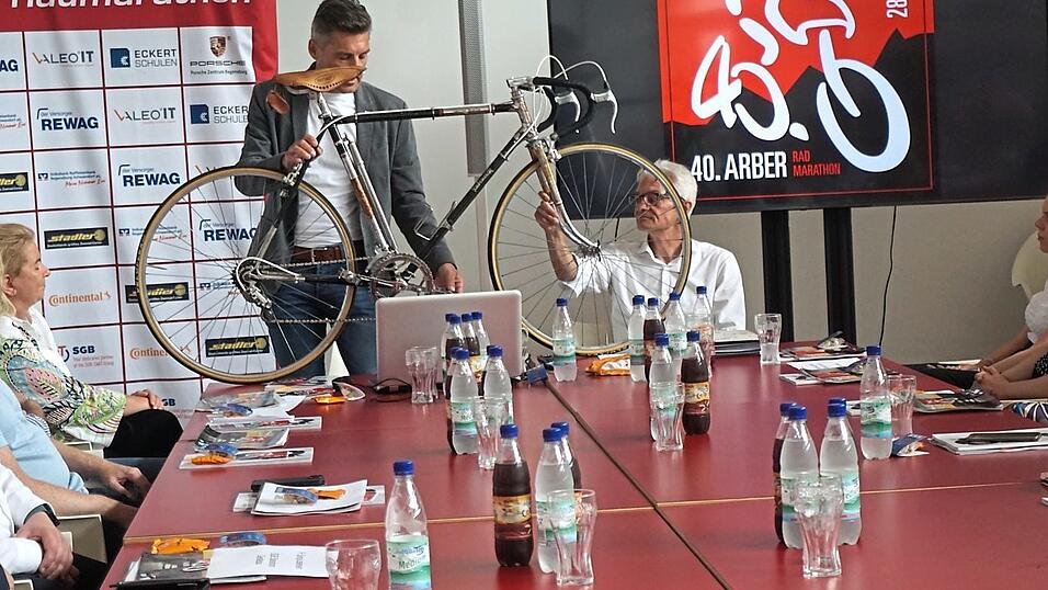 Alexander Koller zeigte ein Retrofahrrad im Rahmen der Vorstellung.